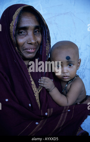 Musulmans Birmans réfugiés Rohyinga femme avec sa petite-fille à Cox's Bazar, Bangladesh Banque D'Images