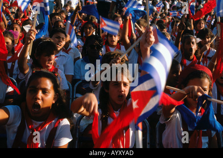 Cuba, La Havane, Fidel Castro salue Jeunes pionniers sur le 30e anniversaire de la révolution de 1989 Banque D'Images