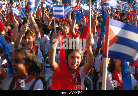 Accueillir des jeunes pionniers Fidel Castro sur 30e anniversaire de la révolution de 1989 à La Havane, Cuba Banque D'Images