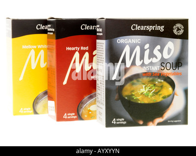 Les paquets de marque Clearspring de style japonais soupe Miso clair sain isolé sur un fond blanc avec un chemin de détourage et aucun peuple Banque D'Images