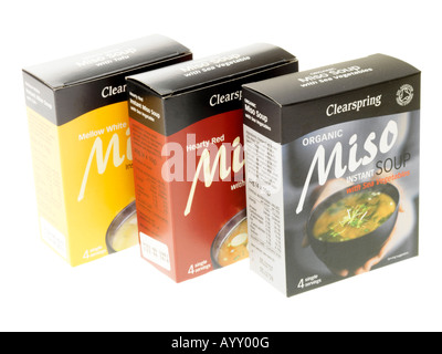 Les paquets de marque Clearspring de style japonais soupe Miso clair sain isolé sur un fond blanc avec un chemin de détourage et aucun peuple Banque D'Images