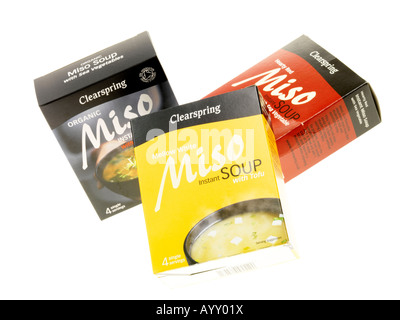 Les paquets de marque Clearspring de style japonais soupe Miso clair sain isolé sur un fond blanc avec un chemin de détourage et aucun peuple Banque D'Images
