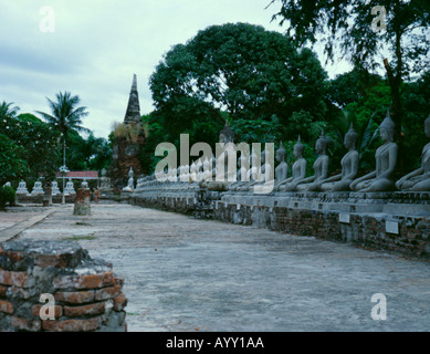 Ligne de pierre des statues de bouddha, Wat Yai chaiyamongkol, Ayutthaya, au nord de Bangkok, Thailande, Asie. Banque D'Images