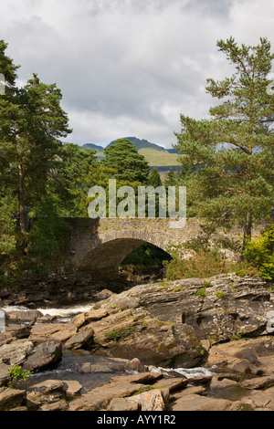 Pont sur la Chutes de Dochart sur la rivière Dochart à Killin dans les Highlands écossais dans le Perthshire Banque D'Images