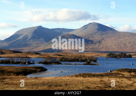 Le Mont Noir Rannoch Moor avec Clach Leathad et Meall Bhuiridh gauche et droite d'un Lochhan na-Achlaise Ecosse en avant Banque D'Images