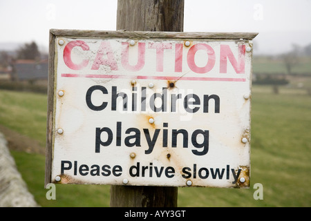 Attention enfants jouant signe, Glanton, Northumberland, Angleterre. Banque D'Images