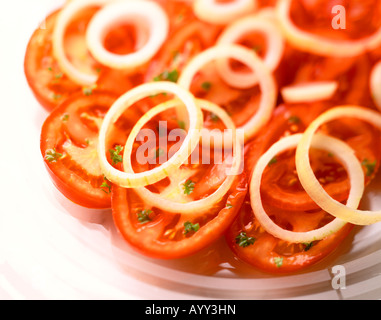 Tourné d'une salade de tomates et d'OIGNON FRAIS Banque D'Images