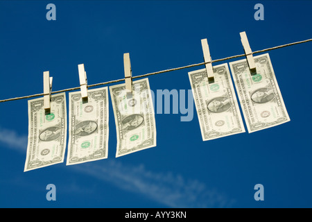 Un dollar note accroché sur une corde à linge Banque D'Images