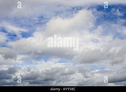 Nuages dans un ciel bleu avec des nuages de cumulus blancs pelucheux Banque D'Images