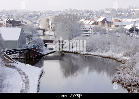 Scène de neige sur les canaux d'hiver West Midlands Royaume-Uni. Photo de Shaun Fellows Banque D'Images