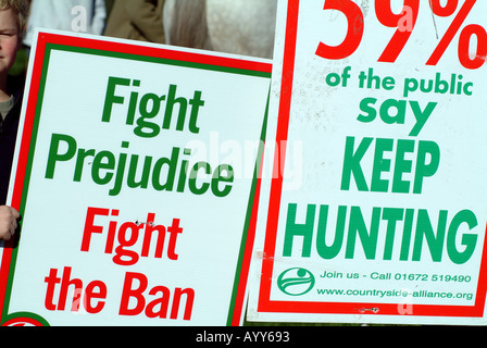 Membres de la South Dorset Hunt répondre à Dorchester sud de l'Angleterre Royaume-uni Avis de protestation à l'interdiction de chasse Banque D'Images