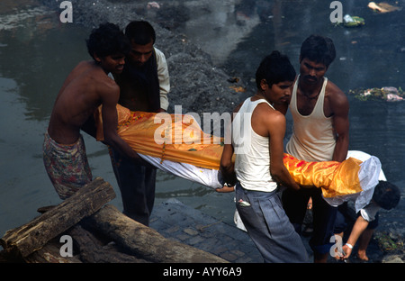 Crédit photo DOUG BLANE gravure traditionnelle hindoue ghats de crémation au bûcher funéraire sur la rivière Baktapur Pashupatinath Népal Banque D'Images