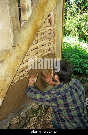 Mike Abbott avec bâtiment et enduits des murs avec une ossature bois bois vert Banque D'Images