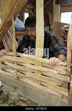 Mike Abbott avec bâtiment et enduits des murs avec une ossature bois bois vert Banque D'Images