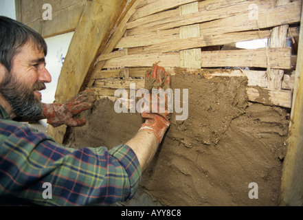 Mike Abbott avec bâtiment et enduits des murs avec une ossature bois bois vert Banque D'Images