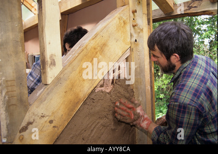 Mike Abbott avec bâtiment et enduits des murs avec une ossature bois bois vert Banque D'Images