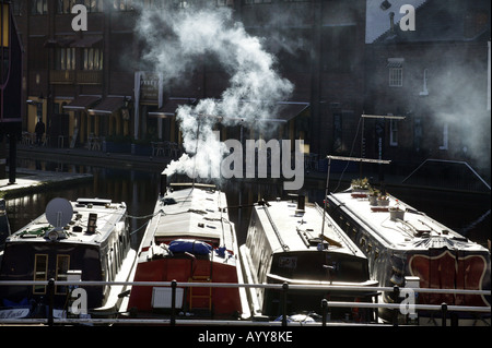 Narrowboats amarré dans le bassin du canal de Gas Street à Birmingham UK Banque D'Images