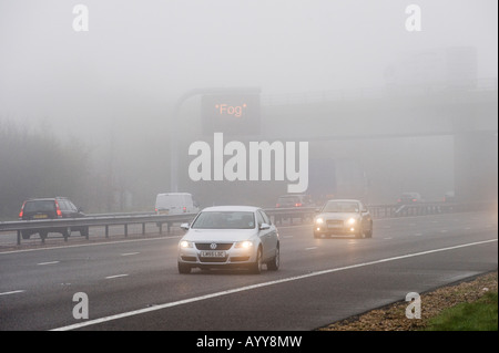 Signe de brouillard sur l'autoroute M40. M40, Adderbury, Oxfordshire, Angleterre Banque D'Images