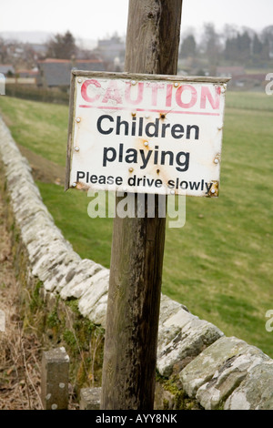 Attention enfants jouant signe, Glanton, Northumberland, Angleterre. Banque D'Images