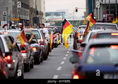 Les fans de football Allemagne Berlin dans un embouteillage après avoir battu l'Argentine en demi-finale de la Coupe du Monde 2006 Banque D'Images
