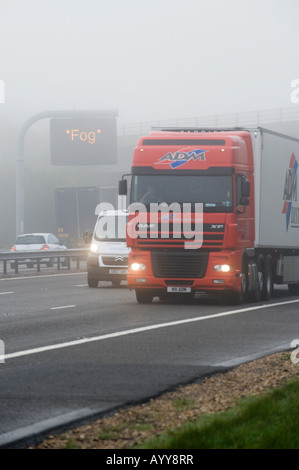 Signe de brouillard sur l'autoroute M40. M40, Adderbury, Oxfordshire, Angleterre Banque D'Images