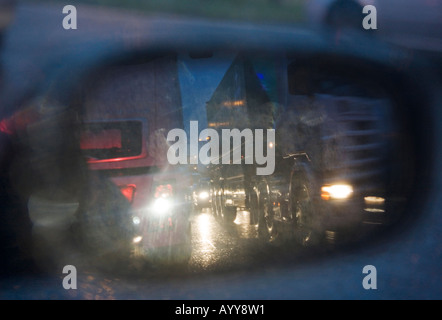 Dans la circulation une voiture wing mirror sur l'autoroute M6 sur une nuit pluvieuse près de Manchester UK Banque D'Images