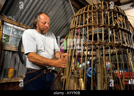 Nigel pêcheur Legge fait main traditionnel des casiers à homard Banque D'Images