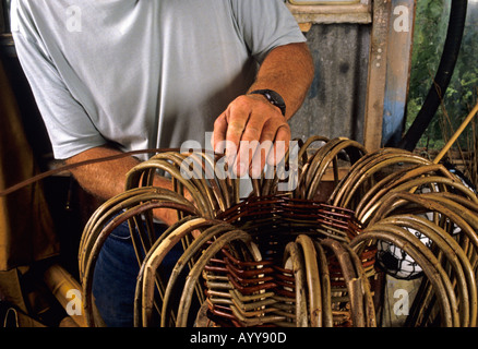 Nigel pêcheur Legge fait main traditionnel des casiers à homard Banque D'Images