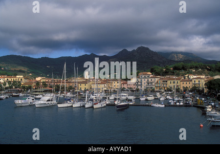 Port avec bateaux à Porto Azzurro Italie Elba Island Banque D'Images