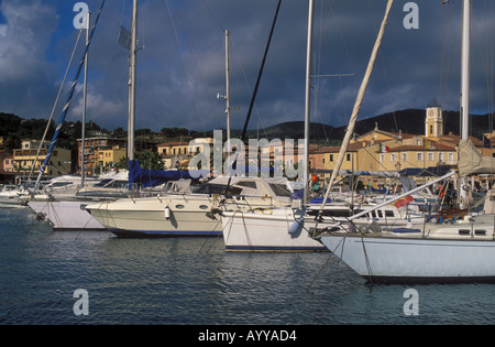 Yachts ancrés dans le port de la ville de l'île Elba Porto Azzurro Italie Banque D'Images