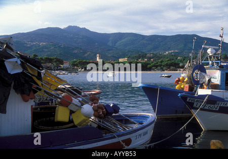 Les bateaux de pêche ancrés dans la baie de Marina di Campo Monte Capanne avec 1018 m dans l'île d'Elbe Italie Retour Banque D'Images