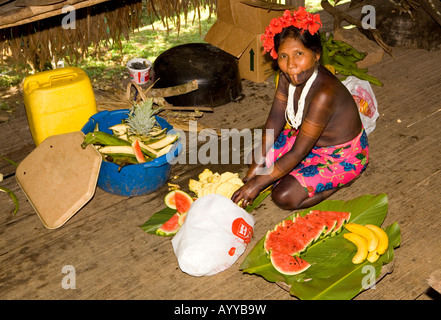 Cuisine indienne Embera dans une partie de la rivière Chagres Panama Hut Banque D'Images