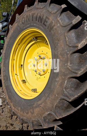 Libre d'un pneu de tracteur et du tambour jaune Banque D'Images