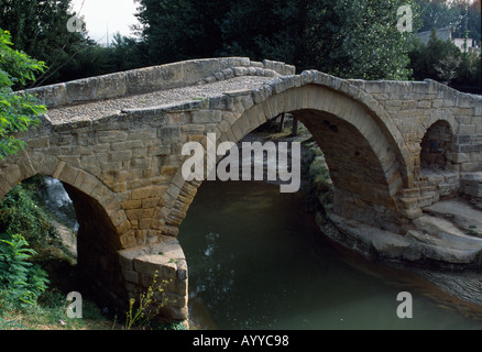 Un pont romain traverse le Rio Tiron dans le petit village de Cihuri Cihuri La Rioja Espagne Europe Banque D'Images