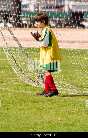 9 ans au poste de gardien de but de soccer Banque D'Images