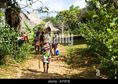 Village indien Embera rivière Chagres Panama Banque D'Images