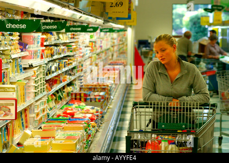 Woman shopping in supermarket Banque D'Images