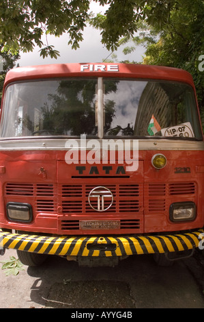 Une voiture rouge classique de la brigade de pompiers Tata en Inde, arborant le logo emblématique de Tata, une calandre avant et un pare-chocs de sécurité à rayures jaune-noir. Banque D'Images