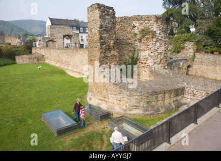 Les touristes visitant l'ancienne demeure du château romain Bodobrica à Boppard dans le Middle-Rhine Allemand Valley Banque D'Images