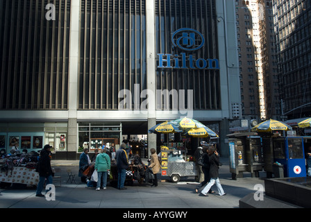 Les vendeurs de rue en face de l'hôtel Hilton New York sur la sixième Avenue à New York Banque D'Images