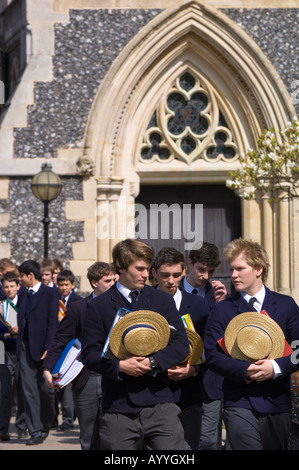 Des écoliers après les cours par l'école chapelle École de Harrow Harrow on the Hill Middlesex Royaume-Uni Banque D'Images