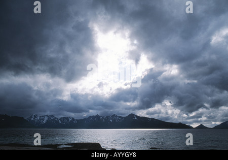 Douche à effet pluie et trou dans le nuages sur un fjord, Norvège, Vesteralen, Andoeya Banque D'Images