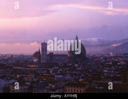 Vue du coucher de soleil du Duomo avec la neige sur les montagnes derrière Florence Firenze Toscane Italie Banque D'Images