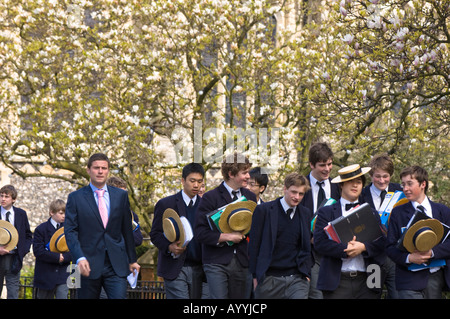 Des écoliers après les cours par l'école chapelle École de Harrow Harrow on the Hill Middlesex Royaume-Uni Banque D'Images