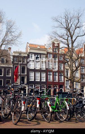 Vue vers le keizersgracht avec des vélos garés le long du canal est canal ring Amsterdam Pays-Bas Hollande du Nord Europe Banque D'Images
