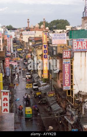 Vue en angle élevé de la rue Paharganj, une plaque tournante touristique populaire de routards à New Delhi, en Inde, avec des panneaux vibrants, des rickshaws et de l'agitation urbaine. Banque D'Images
