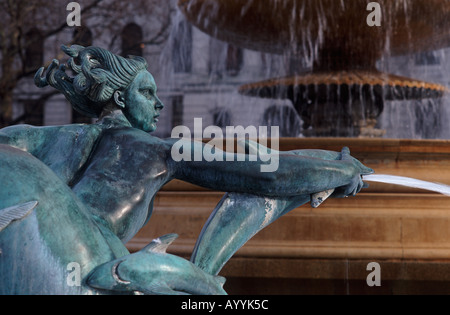 Statue de sirène avec dauphin (sculpteur : W McMillan) pulvériser de l'eau Fontaine à Trafalgar Square, Londres, Angleterre Banque D'Images