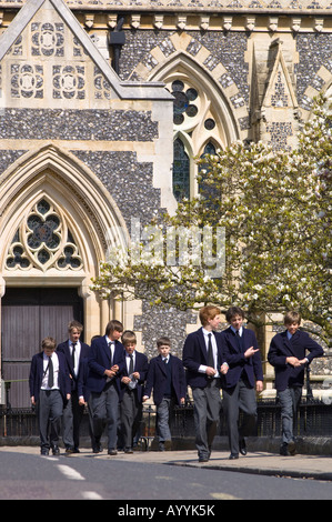 Des écoliers après les cours par l'école chapelle École de Harrow Harrow on the Hill Middlesex Royaume-Uni Banque D'Images