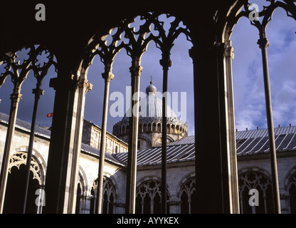 Duomo ou Cathédrale Vue à travers la fenêtre d'arcade cimetière monumental Camposanto de Pise Toscane Italie Banque D'Images
