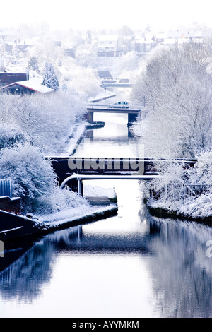 Scène de neige sur les canaux d'hiver West Midlands Royaume-Uni. Photo de Shaun Fellows Banque D'Images